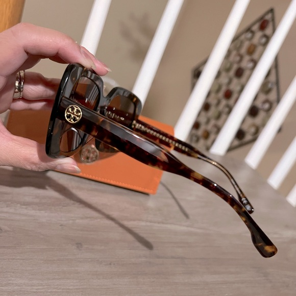 NIB Tory Burch Sunglasses or Women main image 2